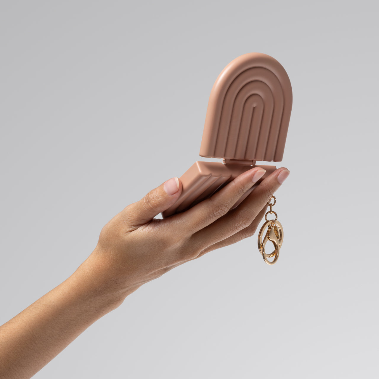 507583-CompactMirrorKeychain-Terracotta-model-4-1280x1280px-1.jpg