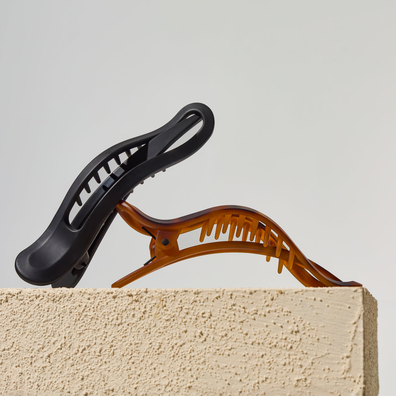 60008-CreativeProductShoot-RecycledPlastic-FlatLayClawClipCurved-2pc-Hair-Black_Tort-1280x1280px.jpg