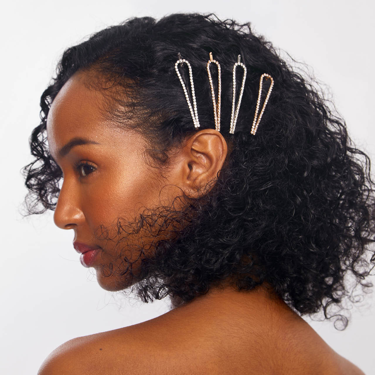 63009-MetalRhinestoneDropBobbyPins-4pc-Model-Hair-Gold_Silver-1280x1280px.jpg